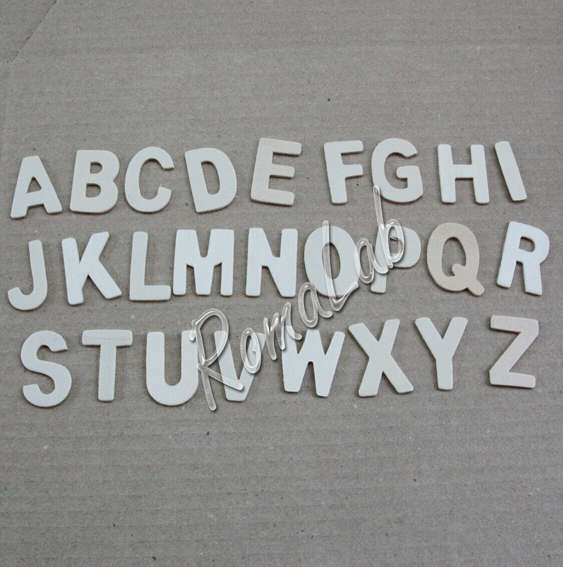 156 DECORAZIONI IN LEGNO lettere dell'alfabeto A-z ORNAMENTI SCRAPBOOKING 3,1  cm - RomaLab